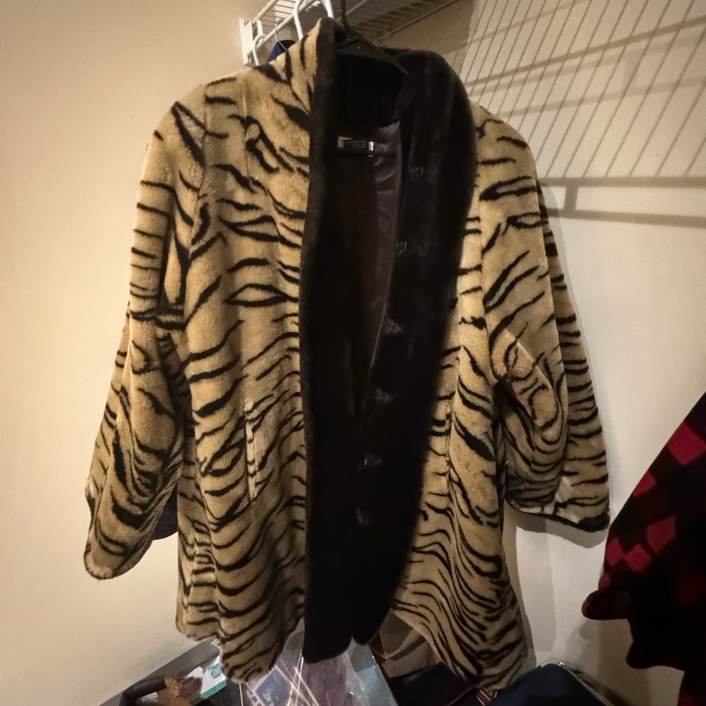 Lew Magram NY Faux vintage leopard fur 

Size large